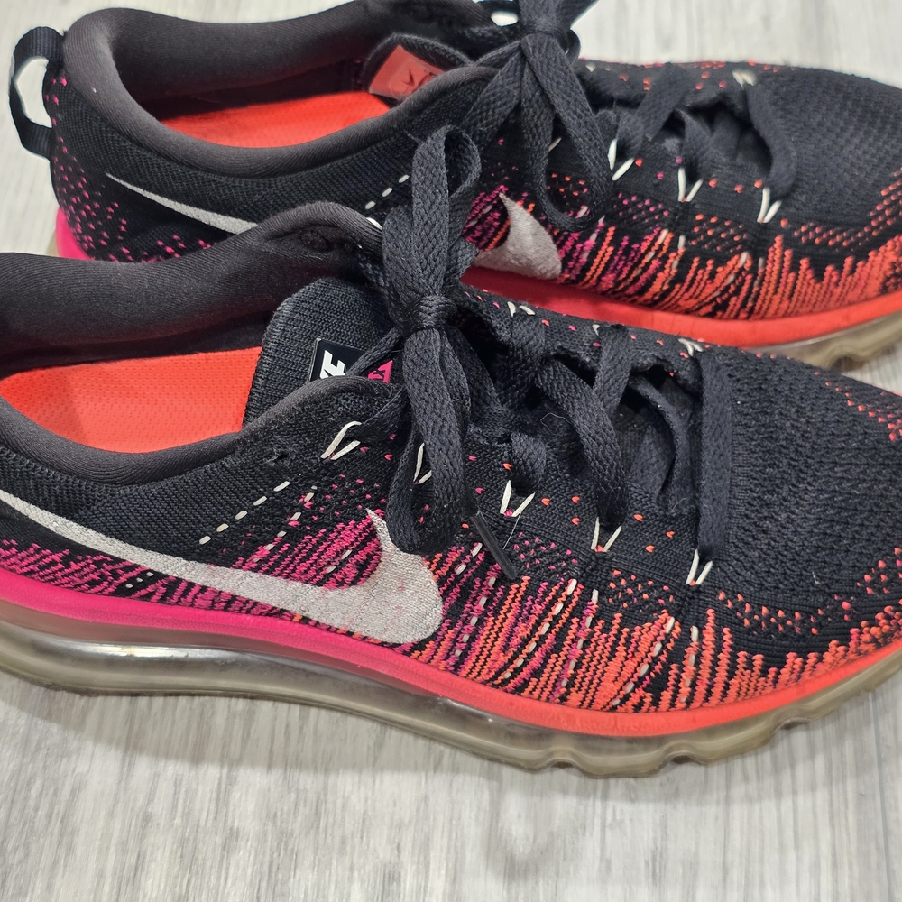 Nike Women's Black and Pink Athletic Shoes